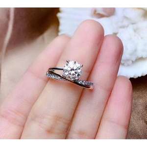 Anello di fidanzamento da donna F154 con diamante naturale taglio brillante classico e fascia in oro 14K - Product Image 2