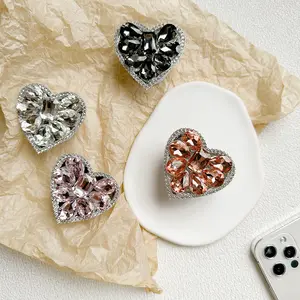 Großhandel Crystal Shiny Plastic Diamond Handy Griff halter Steckdosen Bling Bling Herzform Popping Steckdosen für alle Handys