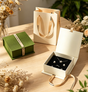 Caja de Regalo Magnética Personalizable con Logotipo, en Forma de Libro, Color Beige, con Cinta y Forro de Terciopelo, para Joyería - Product Image 4