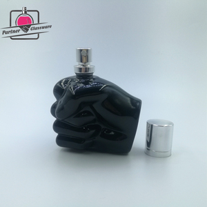 Flacon de <span class=keywords><strong>parfum</strong></span> en verre noir de luxe de 80 ml en forme de <span class=keywords><strong>poing</strong></span> avec bouchon en aluminium noir - Product Image 3