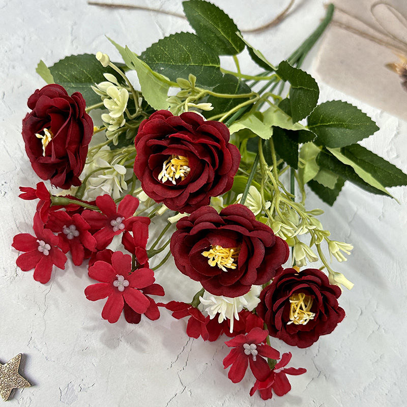 สีแดงเข้ม