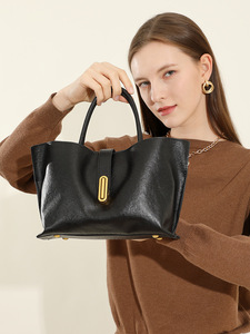 Bolso Tote de Cuero Vacuno Genuino de Lujo Minimalista, Bajo MOQ, para Mujer, Versátil como Bandolera y Bolso de Mano con Herrajes Dorados Vintage - Product Image 4