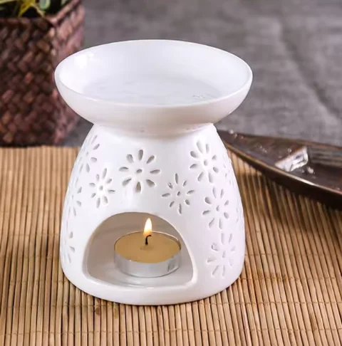 C & H Lampe aromatique nordique en céramique Cire fondue sculptée Évider Brûleur d'huile essentielle en porcelaine Chauffe-bougie chauffe-bougie