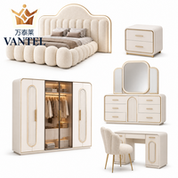 Ensemble de meubles de chambre à coucher pour villa moderne, lit capitonné sur mesure, armoire, coiffeuse et table de chevet pour maisons de luxe