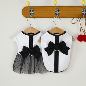 Venta al por mayor: Vestido sencillo y moderno <span class=keywords><strong>en</strong></span> blanco y negro con lazo para perros y gatos, chaleco y falda bonitos de invierno hechos de poliéster para uso <span class=keywords><strong>en</strong></span> verano. - Product Image 2