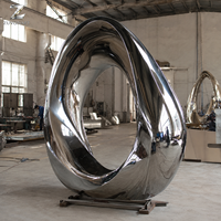 Sculpture abstraite en acier inoxydable poli, motif boucle infinie, pour la décoration intérieure des hôtels, villas, salons et galeries.