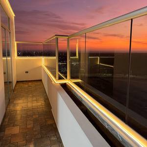 Accessoires de garde-corps de balcon <span class=keywords><strong>en</strong></span> verre à canal <span class=keywords><strong>en</strong></span> U avec éclairage LED, Système de garde-corps <span class=keywords><strong>en</strong></span> verre sans cadre noir moderne personnalisé pour escalier et terrasse - Product Image 3