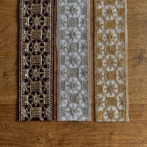 Ruban de bordure en dentelle cordonnée brodée de sequins étoilés hexagonaux avec fil métallique pour saris, abayas et robes de mariée lourdes - Product Image 2