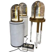 Vitrine d'exposition en forme de cloche dorée sur piétement, avec éclairage LED et base cannelée en marbre, pour bijoux, montres, parfums, boutiques et commerces de détail