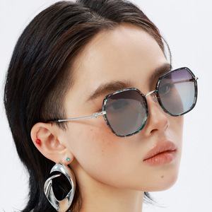 Dl-D6399 Gafas de sol polarizadas con montura cuadrada para mujer, montura negra de PC, lentes TAC, protección UV400, estilo urbano moderno - Product Image 3