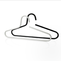 Nouveautés : Cintres métalliques antidérapants pour l'organisation moderne des placards