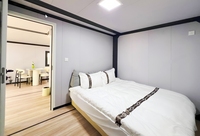 Maison conteneur modulaire préfabriquée pliable et extensible de 40 pieds, avec 2 chambres, salon, salle de bain et cuisine, idéale pour appartement, hôtel ou villa