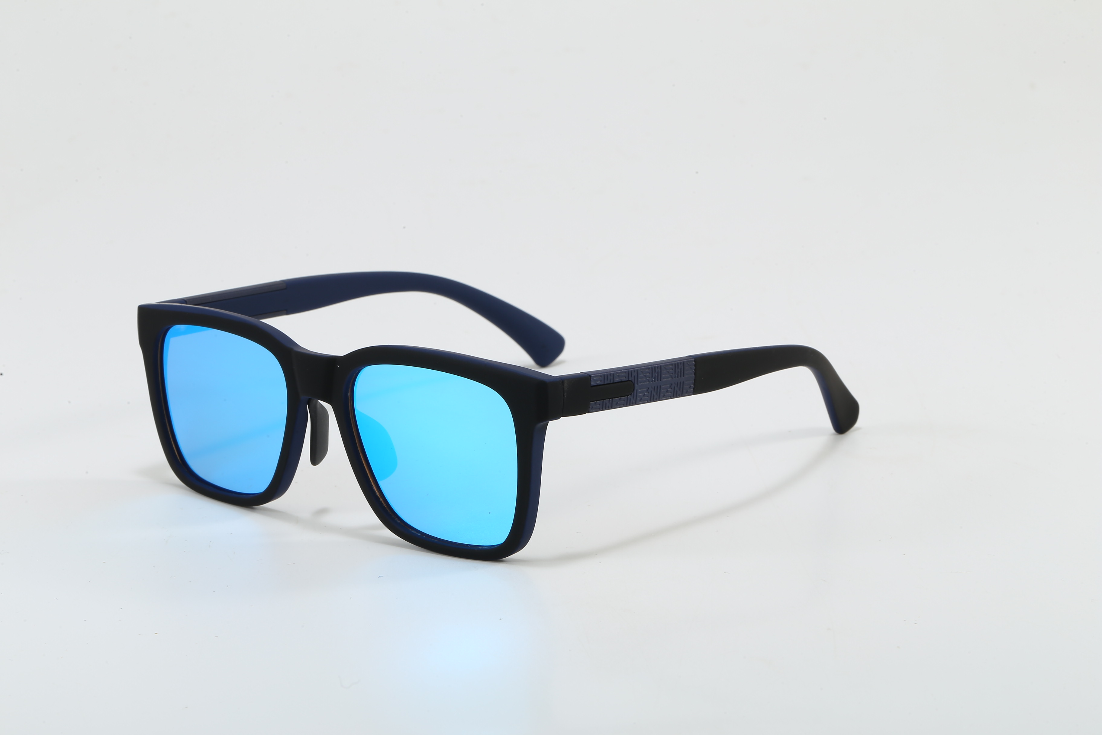 Cadre noir, pièce bleue.