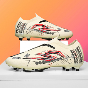 Scarpe da Calcio FG Nere, Bianche <span class=keywords><strong>e</strong></span> Rosse - Personalizzazione del Marchio, Scarpe da Calcio per Terreni Duri, Basso Minimo d'Ordine, Produzione Diretta OEM/ODM - Product Image 1