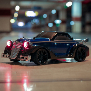 Auto RC Drift Classica 1:16 4WD a Proporzioni Reali con Fari Devil Angel Eye Sincronizzati e Controllo su Strada - Product Image 1