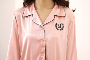 Pyjamas pour couples Nuisettes <span class=keywords><strong>sexy</strong></span> Design Vêtements de nuit en soie brodés personnalisés Pyjamas en satin pour hommes Costumes en satin de soie pour femmes Costume de nuit long - Product Image 4