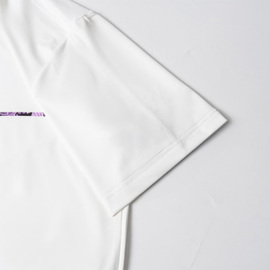 Polo à manches courtes blanc pour homme avec imprimé motif violet, séchage rapide, polyester tissé, vêtements de sport décontractés - Product Image 4