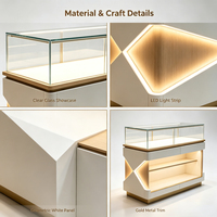 Geometrische LED-beleuchtete Vitrine, Klarglasplatte, Weißes Panel & Holzakzent, für Luxus-Einzelhandelspräsentation