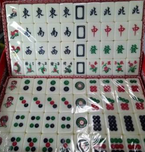 Juego de fichas de Mahjong clásico, juego portátil de plástico para 4 jugadores, blanco con símbolos rojos, verdes y negros - Product Image 5