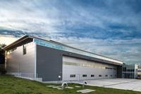Bâtiment d'atelier, garage, entrepôt, maison de ferme préfabriquée en acier moderne sur mesure, durable, panneaux sandwich, alliage d'aluminium