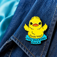 Fabricant de breloques en émail métallique personnalisées en gros, motif Canard grincheux à expression moderne et amusante, avec réduction quantitative