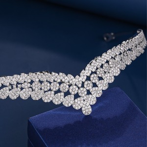Diadème de mariée de luxe en forme de V, couronne de concours en strass argentés, design élégant en feuille, coiffe de mariage pour le front, diadème de bal pour mariées - Product Image 4