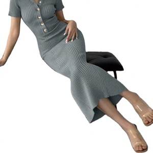 เดรสไหมพรมคอวีทรงเอเข้ารูปแขนสั้นความยาวปานกลางแบบหลวมๆ ผลิตตามสั่งขายส่งสำหรับฤดูร้อน รุ่นใหม่ ปกเสื้อแบบปกเชิ้ต ติดกระดุมแถวเดียว ผ้าวิสโคส/โพลีเอสเตอร์ - Product Image 4