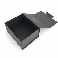 Boîte rigide pliable avec fermeture magnétique noire, logo imprimé personnalisé, emballage en carton de luxe imperméable pour vêtements, chaussures, chaussettes