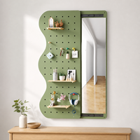Miroir mural pleine longueur avec étagères organisatrices en panneau perforé, crochets et rangement en bois pour chambre, dortoir, entrée, ou espace de dressing