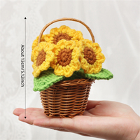Fleur artificielle au crochet dans un mini panier en rotin, ornement floral fait main pour la décoration de table, d'étagère, de maison ou de fête