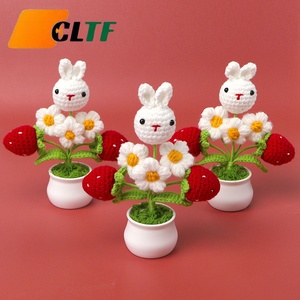 Fleur positive faite à la main au crochet fraise avec crochet lapin fleur en <span class=keywords><strong>pot</strong></span> tricot bouffée décoration de la maison saint valentin cadeau - Product Image 1