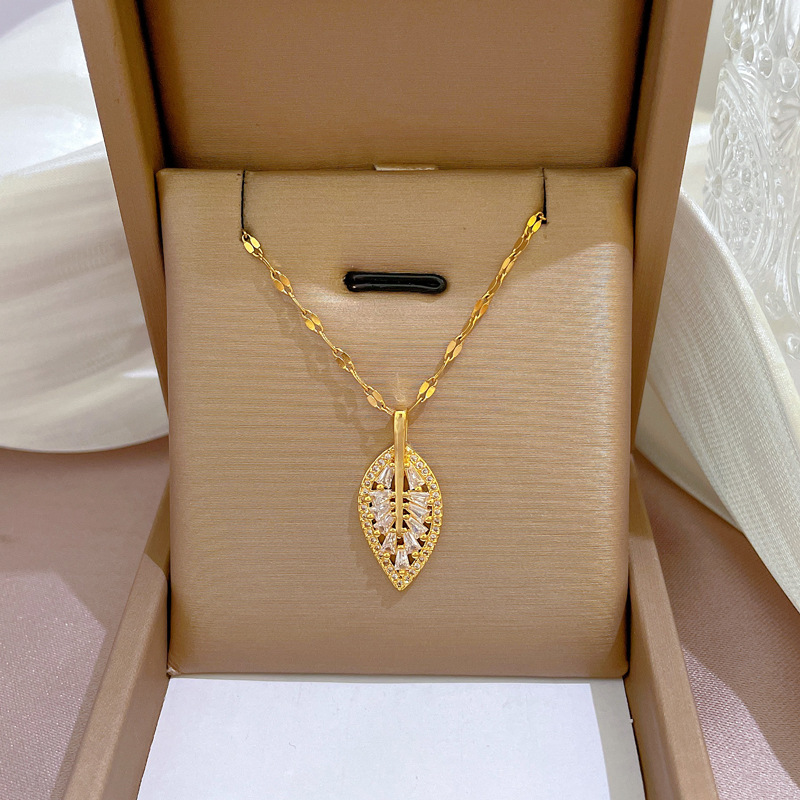 Pendentif en cuivre, chaîne en acier titane H332