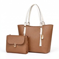 Set Tas Tangan Wanita Custom Logo Grosir 2 Pcs Warna Beige Coklat Bahan Kulit PU, Tas Tote dengan Ritsleting, Tali Lepas Pasang, dan Dompet Senada