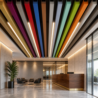 Revestimiento de Techo de Aluminio con Diseño Moderno, Perfil en Forma de U, Acabado con Aspecto de Madera, Revestimiento de Techo Metálico Decorativo Lineal para Vestíbulo de Hotel