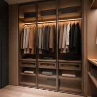 Système de dressing autoportant sur mesure avec armoire en bois clair, porte vitrée, éclairage LED et tringle de suspension pour chambre, dressing ou salle de sport
