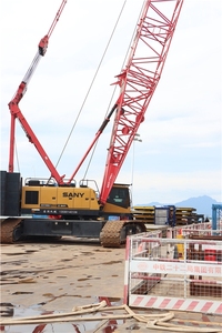 Grue sur chenilles SCC1000A-6 de 100 tonnes d'occasion de haute qualité, dotée d'un moteur, d'une pompe et d'une boîte de vitesses, hauteur de levage de 80 m, faible coût de transport - Product Image 2
