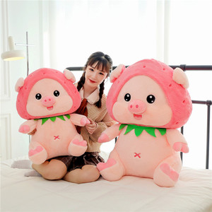 En gros, Peluche cochon mignon de dessin animé de 40 cm, douce, aux grands yeux, avec bonnet fraise, en position assise, pour machine à griffes, pour filles et enfants - Product Image 3