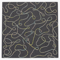 Tissu brodé multicolore à motifs tourbillonnants et lignes irrégulières, base polyester gris foncé, fil courbé, broderie lourde