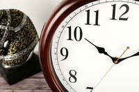 Jam Dinding Kayu Gantung Gaya Antik Vintage Retro Eropa Elegan 16 Inci untuk Ruang Tamu Rumah