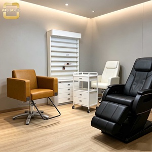 Fauteuil de Barbier de Luxe en Cuir Marron <span class=keywords><strong>Cognac</strong></span> avec Base Hydraulique Argentée et Accoudoirs Carrés pour Salon de Coiffure aux Tons Bois - Product Image 1