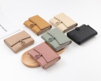 Dompet Wanita Kecil PRETTYZYS Terbaru Bahan Kulit PU Berkilau dengan Logo Merek Cetak Embos dan Desain Lengkung