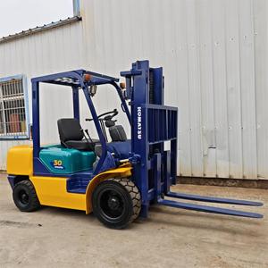 Chariot élévateur Komatsu FD30 de 3 tonnes avec moteur diesel, déplaceur latéral hydraulique, pneus pleins, mât à deux étages - Hydraulique stable - Product Image 6