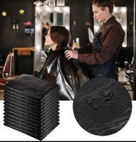 Capas de salón de plástico baratas PE corte de pelo bata de peluquería capa desechable de peluquero negro