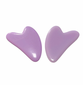 Masajeador facial gua sha de resina morada pálida en forma de corazón, precio mayorista de proveedor chino de bajo costo - Product Image 1