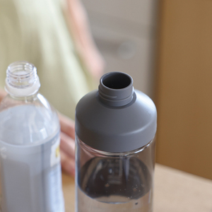 Botella de agua deportiva de copolímero con claridad similar al vidrio, ideal para actividades al aire libre. - Product Image 4