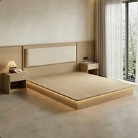 Lit d'hôtel moderne en bois clair sur mesure avec panneau de fond intégré et éclairage LED