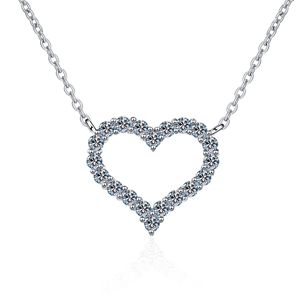 Pendentif Moissanite classique Collier en argent sterling 925 en forme de coeur avec collier pendentif Moissanite pour femme - Product Image 1