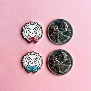 China fabrica alfileres de solapa de dos gatos, forma redonda personalizada y decoración de <span class=keywords><strong>pajarita</strong></span>, insignia pequeña, PIN de esmalte suave duro, Gato brillante - Product Image 5