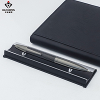 Bolígrafo Profesional de Lujo Chino de Metal y Fibra de Carbono, Color Negro Pistola, con Ancho de Escritura de 0.7 mm