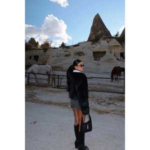 Veste en fourrure de vison noir, décoration vintage, fermeture simple boutonnage, coupe slim, avec matériau en soie et laine, motif imprimé teinté - Product Image 1